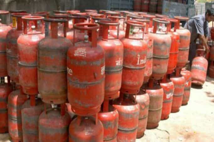 LPG Gas Cylinder Price ಇಂದಿನಿಂದ ಅಡುಗೆ ಅನಿಲ ಸಿಲಿಂಡರ್ನಲ್ಲಿ ₹ 25 ಬೆಲೆ ಏರಿಕೆ LPG Gas Cylinder Price ಇಂದಿನಿಂದ ಅಡುಗೆ ಅನಿಲ ಸಿಲಿಂಡರ್ನಲ್ಲಿ ₹ 25 ಬೆಲೆ ಏರಿಕೆ