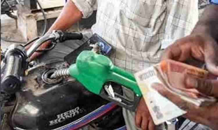 Petrol Price In Karnataka: ಕರ್ನಾಟಕದಲ್ಲಿ ಇದೇ ಮೊದಲ ಬಾರಿಗೆ ಶತಕ ಬಾರಿಸಿ ಮುನ್ನುಗ್ಗಿದ ಪೆಟ್ರೋಲ್​ ಬೆಲೆ! ಯಾವ ಯಾವ ಜಿಲ್ಲೆಗಳಲ್ಲಿ ಎಷ್ಟೆಷ್ಟು?