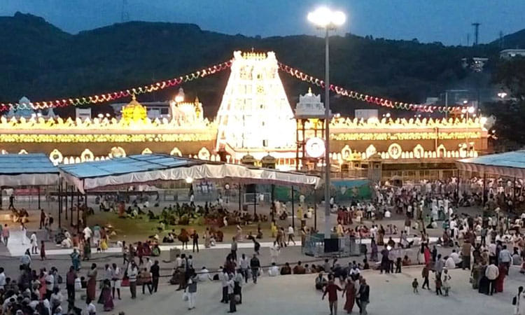 ವೈಕುಂಠ ಏಕಾದಶಿ: ತಿರುಮಲದಲ್ಲಿ 10 ದಿನ ವೈಕುಂಠ ದ್ವಾರ ತೆರೆಯಲು ನಿರ್ಧಾರ ವೈಕುಂಠ ಏಕಾದಶಿ: ತಿರುಮಲದಲ್ಲಿ 10 ದಿನ ವೈಕುಂಠ ದ್ವಾರ ತೆರೆಯಲು ನಿರ್ಧಾರ