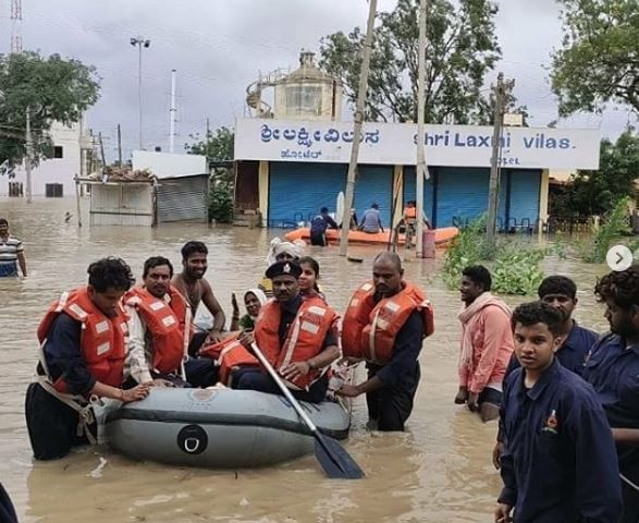 ಭಿಕ್ಷೆ ಬೇಡಿ ಕೇಂದ್ರದ ಕಣ್ಣು ತೆರೆಸುತ್ತೇನೆ; ಸಂತ್ರಸ್ತರ ಬೆನ್ನಿಗೆ ನಿಂತ ಲಕ್ಷ್ಮಿ ಹೆಬ್ಬಾಳ್ಕರ್