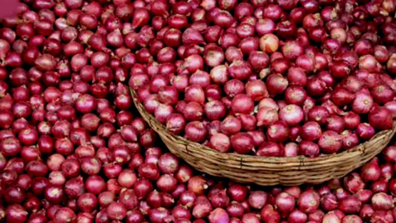 ಕೊರೊನಾಘಾತದ ನಡುವೆ ಜನರಿಗೆ ‘ಕಣ್ಣೀರುಳ್ಳಿ’, 100ರ ಗಡಿ ದಾಟಿದ ಈರುಳ್ಳಿ ರೇಟ್