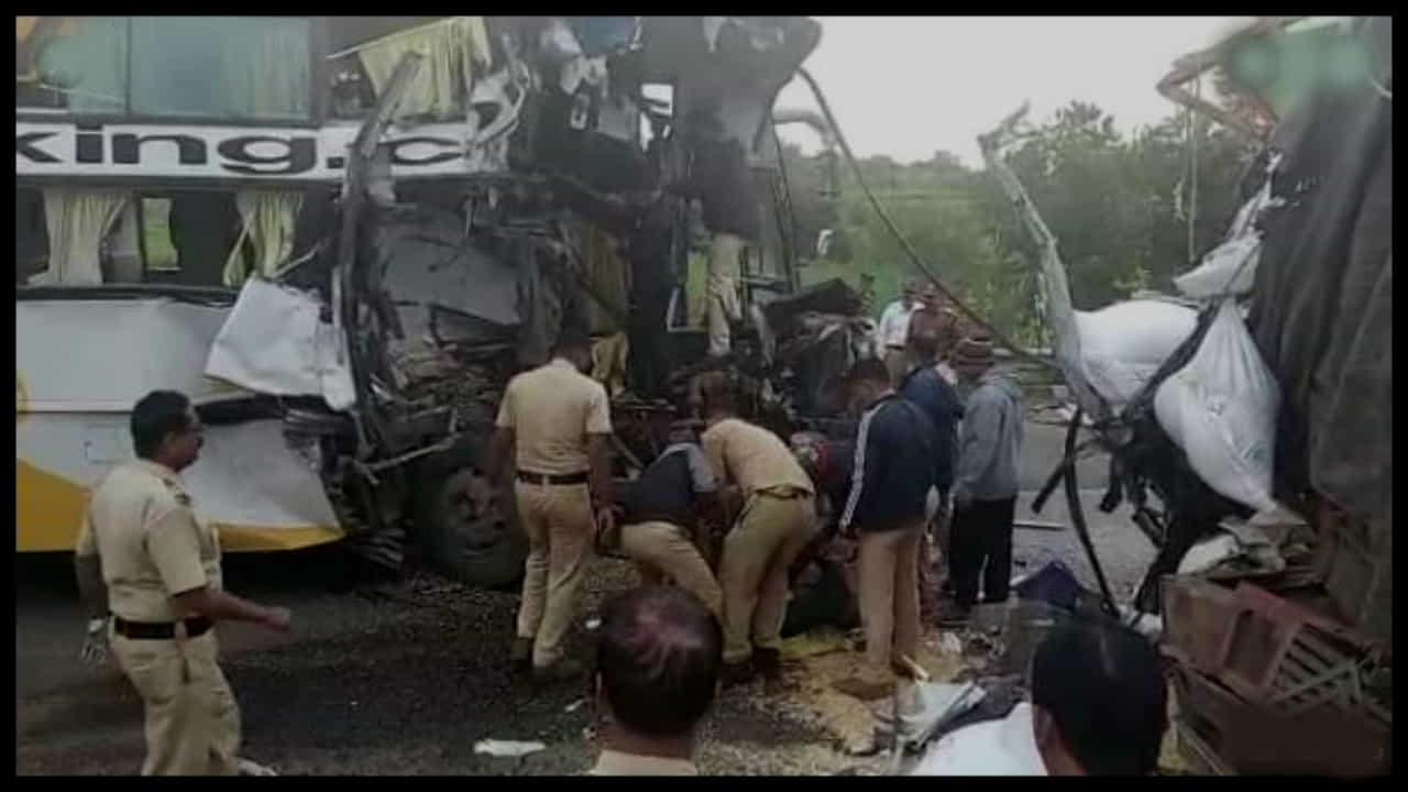 ಪುಣೆ-ಬೆಂಗಳೂರು ಹೆದ್ದಾರಿಯಲ್ಲಿ ಭೀಕರ ರಸ್ತೆ ಅಪಘಾತ, 6 ಮಂದಿ ದುರ್ಮರಣ ಪುಣೆ-ಬೆಂಗಳೂರು ಹೆದ್ದಾರಿಯಲ್ಲಿ ಭೀಕರ ರಸ್ತೆ ಅಪಘಾತ, 6 ಮಂದಿ ದುರ್ಮರಣ