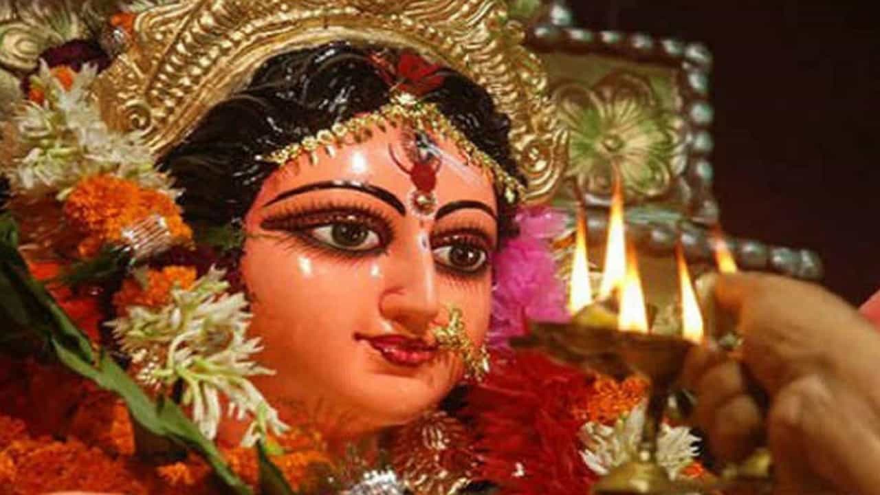ನವರಾತ್ರಿಯ ಮೊದಲ ದಿನ ಯಾವ ದೇವಿಯನ್ನ ಆರಾಧಿಸಬೇಕು? ನವರಾತ್ರಿಯ ಮೊದಲ ದಿನ ಯಾವ ದೇವಿಯನ್ನ ಆರಾಧಿಸಬೇಕು?