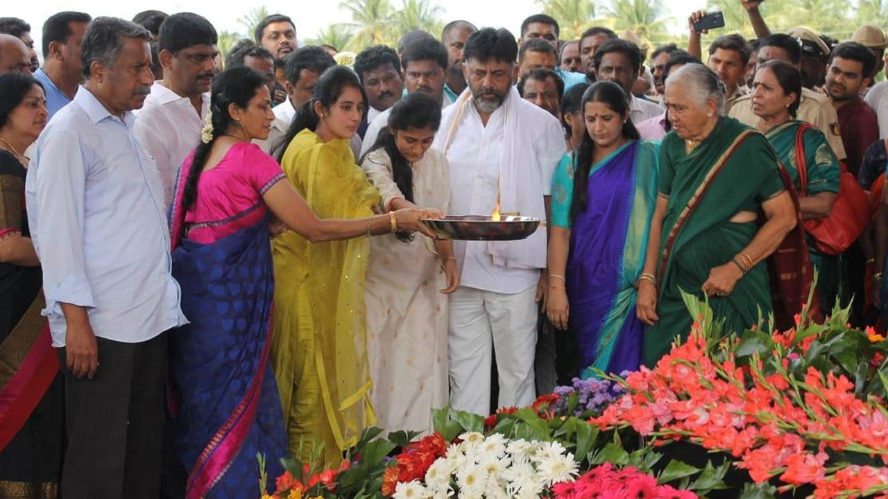 ಇ.ಡಿ ಬುಲಾವ್, ಇಡೀ ಕುಟುಂಬ ದೆಹಲಿಗೆ ದೌಡು