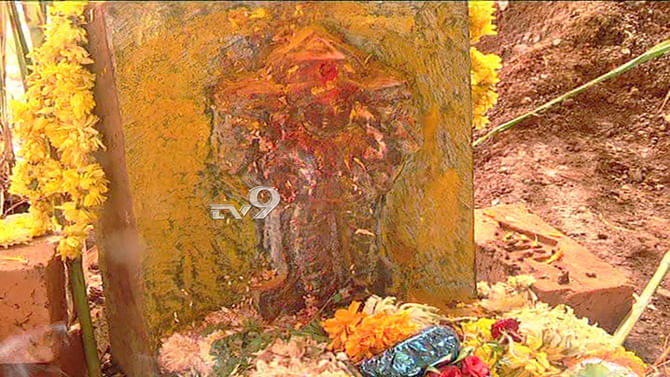 ವಿಜಯದಶಮಿ ದಿನವೇ ಕಲ್ಲಿನ ಲಕ್ಷ್ಮಿದೇವಿ ವಿಗ್ರಹ ಪ್ರತ್ಯಕ್ಷ! ವಿಜಯದಶಮಿ ದಿನವೇ ಕಲ್ಲಿನ ಲಕ್ಷ್ಮಿದೇವಿ ವಿಗ್ರಹ ಪ್ರತ್ಯಕ್ಷ!
