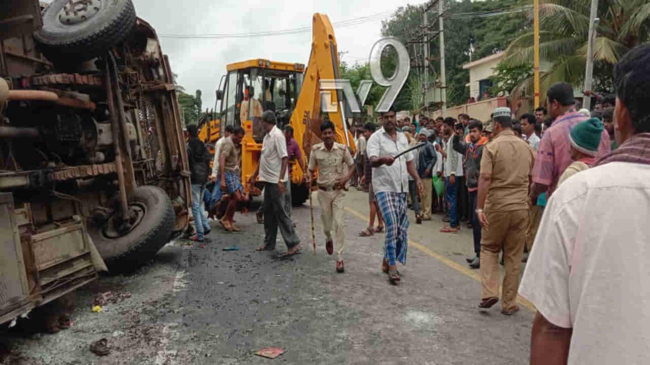 ಆಟೋಗೆ ಡಿಕ್ಕಿ ತಪ್ಪಿಸಲು ಹೋಗಿ ಖಾಸಗಿ ಬಸ್ ಪಲ್ಟಿ, 7 ಮಂದಿ ಸ್ಥಳದಲ್ಲೇ ಸಾವು