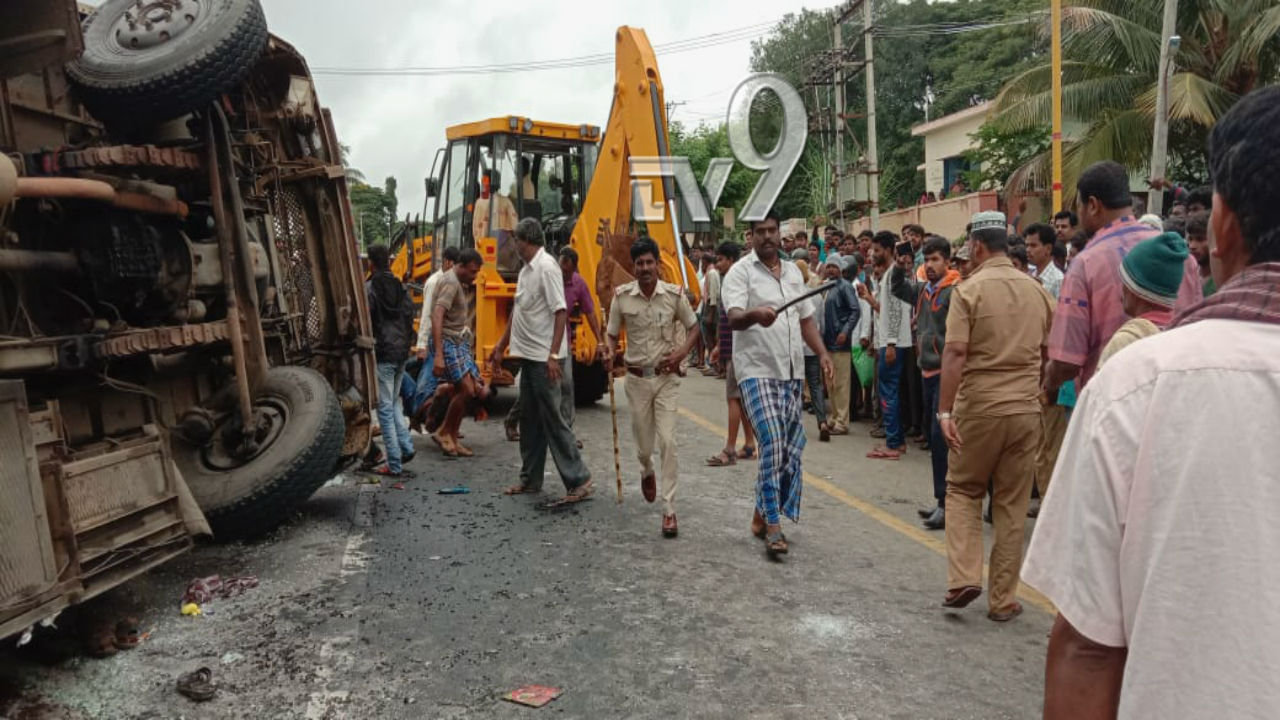 ಆಟೋಗೆ ಡಿಕ್ಕಿ ತಪ್ಪಿಸಲು ಹೋಗಿ ಖಾಸಗಿ ಬಸ್ ಪಲ್ಟಿ, 7 ಮಂದಿ ಸ್ಥಳದಲ್ಲೇ ಸಾವು