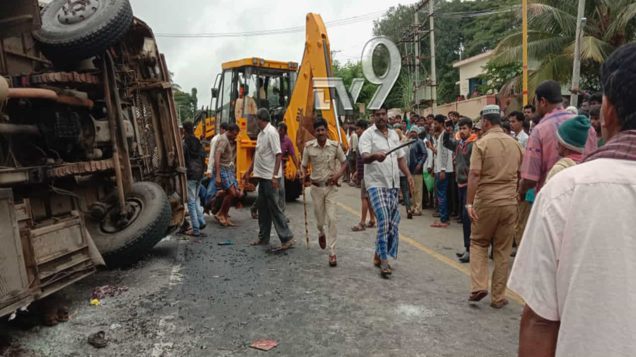 ಆಟೋಗೆ ಡಿಕ್ಕಿ ತಪ್ಪಿಸಲು ಹೋಗಿ ಖಾಸಗಿ ಬಸ್ ಪಲ್ಟಿ, 7 ಮಂದಿ ಸ್ಥಳದಲ್ಲೇ ಸಾವು ಆಟೋಗೆ ಡಿಕ್ಕಿ ತಪ್ಪಿಸಲು ಹೋಗಿ ಖಾಸಗಿ ಬಸ್ ಪಲ್ಟಿ, 7 ಮಂದಿ ಸ್ಥಳದಲ್ಲೇ ಸಾವು