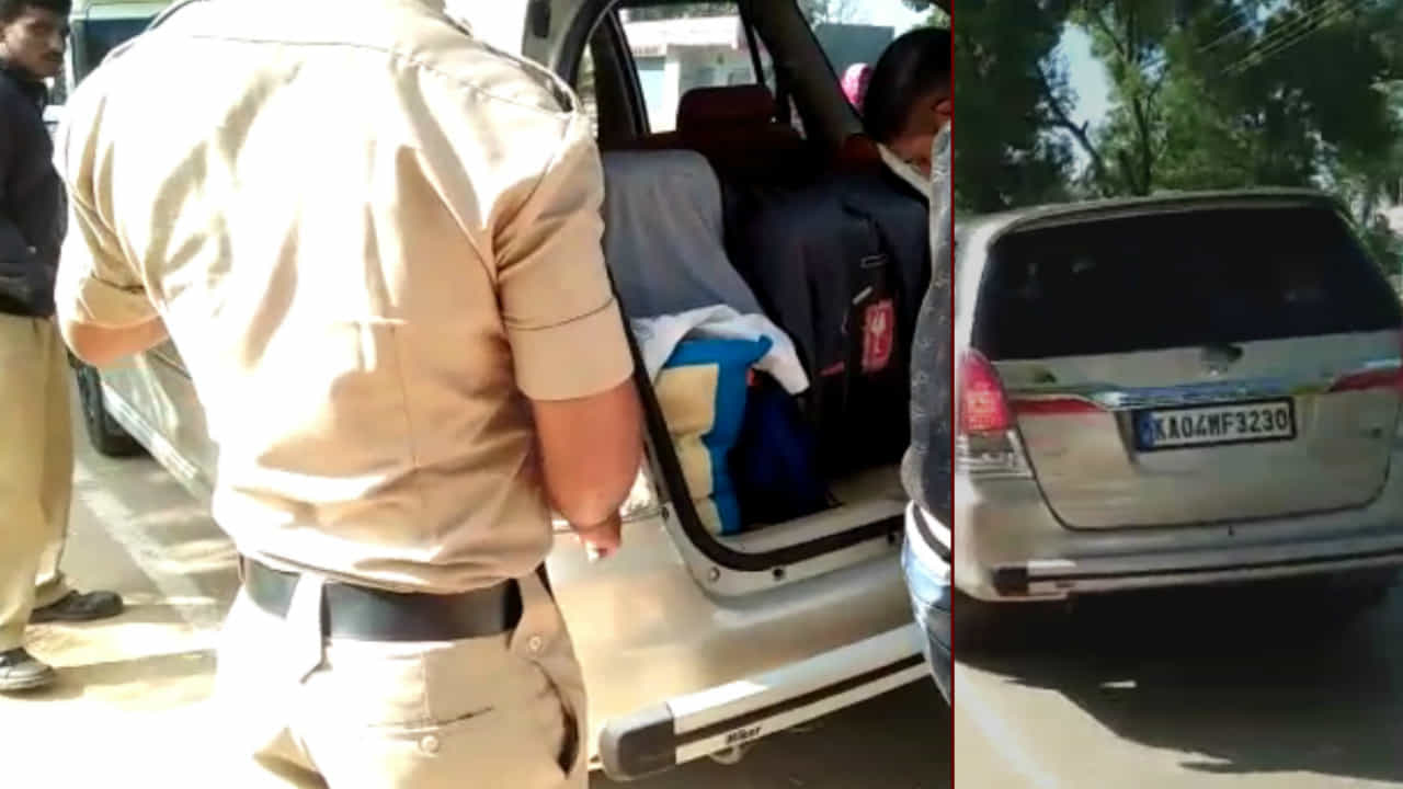 ಸಿಎಂ ಪುತ್ರನ ಕಾರಿನಲ್ಲಿ 4 ಸೂಟ್ ಕೇಸ್, ಹಾಗೆಯೇ ಬಿಟ್ಟು ಕಳುಹಿಸಿದ ಪೊಲೀಸರು! ಸಿಎಂ ಪುತ್ರನ ಕಾರಿನಲ್ಲಿ 4 ಸೂಟ್ ಕೇಸ್, ಹಾಗೆಯೇ ಬಿಟ್ಟು ಕಳುಹಿಸಿದ ಪೊಲೀಸರು!