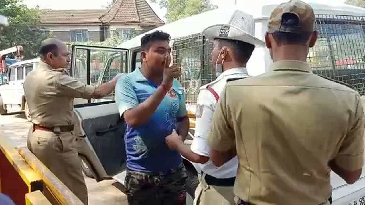 ಟ್ರಾಫಿಕ್ ಪೊಲೀಸರ ಮೇಲೆಯೇ ವಾಹನ ಸವಾರನ ದರ್ಪ ಟ್ರಾಫಿಕ್ ಪೊಲೀಸರ ಮೇಲೆಯೇ ವಾಹನ ಸವಾರನ ದರ್ಪ