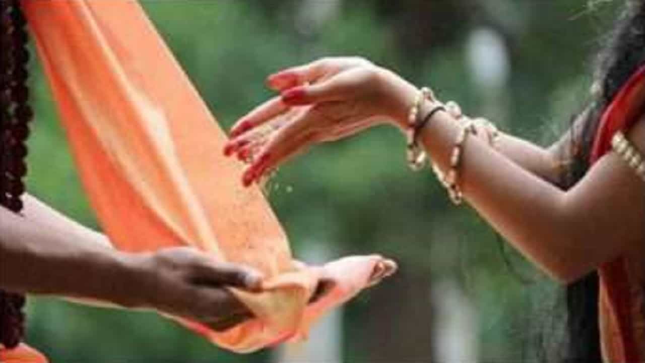 ಯಾವ ದಾನ ಮಾಡಿದ್ರೆ ಏನು ಫಲ? ದಾನದ ಕುರಿತು ಧರ್ಮಶಾಸ್ತ್ರ ಏನು ಹೇಳುತ್ತೆ? ಯಾವ ದಾನ ಮಾಡಿದ್ರೆ ಏನು ಫಲ? ದಾನದ ಕುರಿತು ಧರ್ಮಶಾಸ್ತ್ರ ಏನು ಹೇಳುತ್ತೆ?
