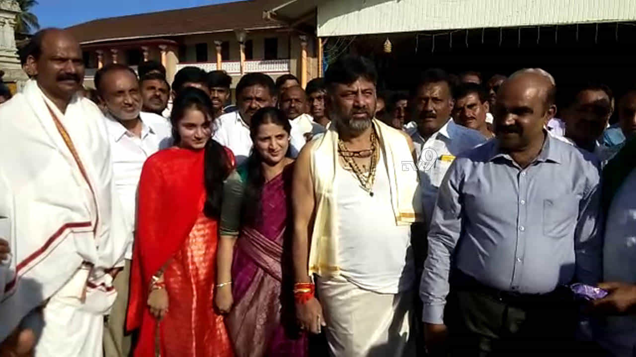 ಕುಟುಂಬ ಸಮೇತ ಶೃಂಗೇರಿಗೆ ಭೇಟಿ, ಭಕ್ತರ ಸೆಲ್ಫಿಗೆ ಡಿಕೆಶಿ ಸುಸ್ತೋ ಸುಸ್ತು! ಕುಟುಂಬ ಸಮೇತ ಶೃಂಗೇರಿಗೆ ಭೇಟಿ, ಭಕ್ತರ ಸೆಲ್ಫಿಗೆ ಡಿಕೆಶಿ ಸುಸ್ತೋ ಸುಸ್ತು!