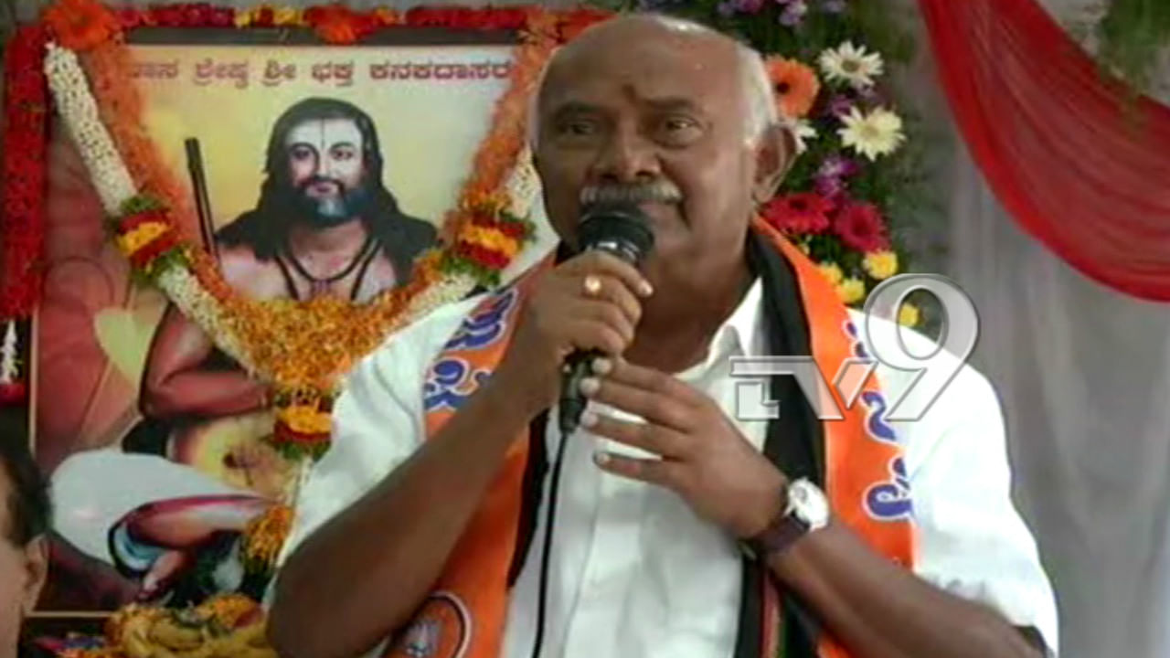 ಎಚ್ ವಿಶ್ವನಾಥ್ಗೆ ಅರ್ಚಕರಿಂದ ನಿಂಬೆಹಣ್ಣಿನ ಅಭಯ! ಎಚ್ ವಿಶ್ವನಾಥ್ಗೆ ಅರ್ಚಕರಿಂದ ನಿಂಬೆಹಣ್ಣಿನ ಅಭಯ!