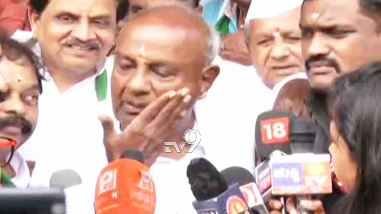 ಕಪಾಳಕ್ಕೆ ಹೊಡೆದುಕೊಂಡ ಮಾಜಿ ಪ್ರಧಾನಿ ದೇವೇಗೌಡ! ಕಪಾಳಕ್ಕೆ ಹೊಡೆದುಕೊಂಡ ಮಾಜಿ ಪ್ರಧಾನಿ ದೇವೇಗೌಡ!