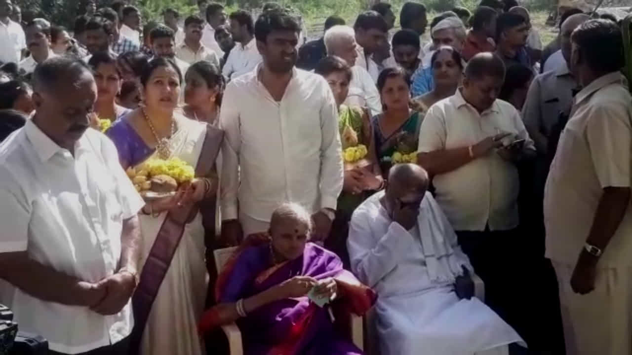 ಇಡೀ ಕುಟುಂಬ ಶೃಂಗೇರಿ ಸಂಸ್ಥಾನಕ್ಕೆ ಆಭಾರಿ, ದೇವೇಗೌಡ ಕಣ್ಣೀರು ಇಡೀ ಕುಟುಂಬ ಶೃಂಗೇರಿ ಸಂಸ್ಥಾನಕ್ಕೆ ಆಭಾರಿ, ದೇವೇಗೌಡ ಕಣ್ಣೀರು