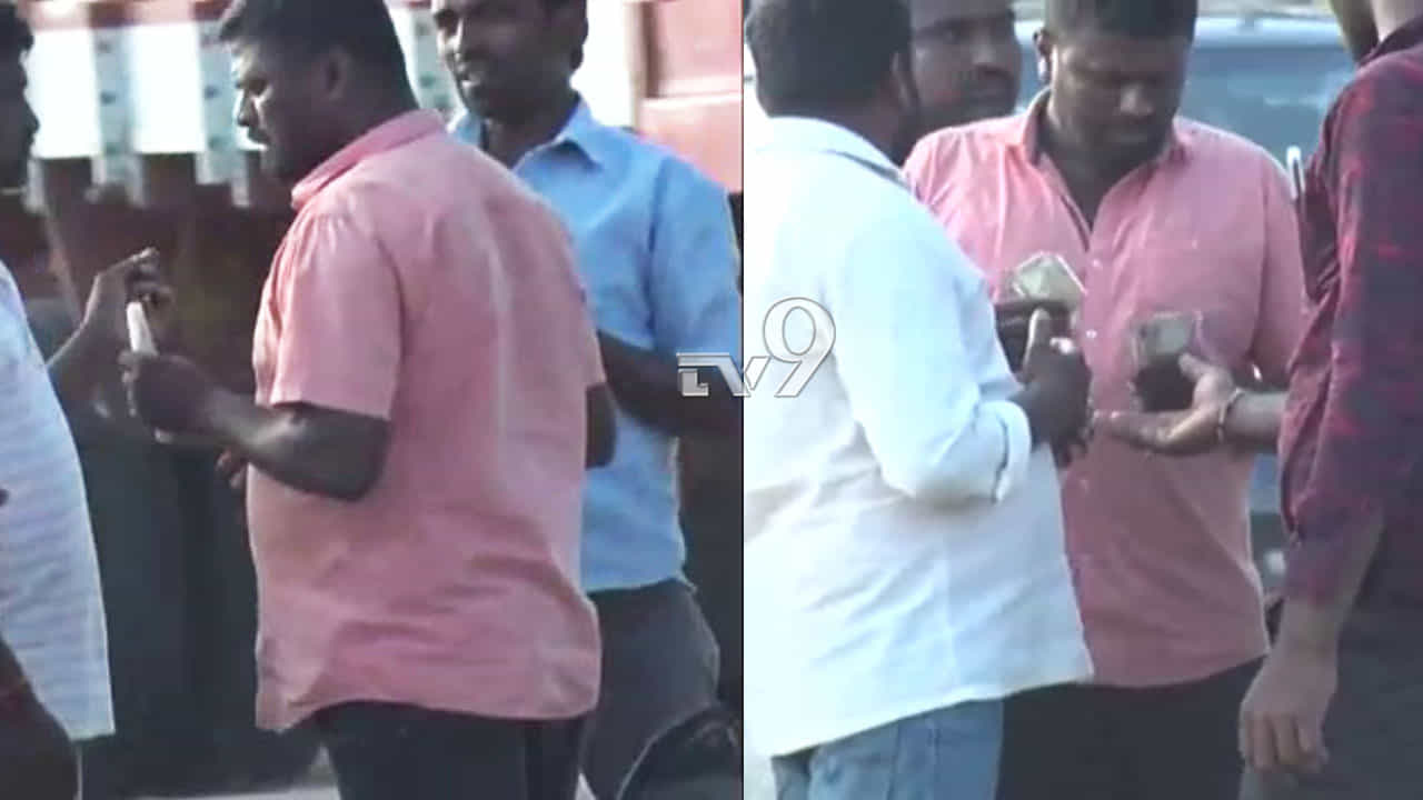 ಹುಣಸೂರು ಅಖಾಡದಲ್ಲಿ ಕಾಂಚಾಣದ ಅಬ್ಬರ, JDS ನಾಯಕರ ವಿರುದ್ಧ ಹಣ ಹಂಚಿಕೆ ಆರೋಪ ಹುಣಸೂರು ಅಖಾಡದಲ್ಲಿ ಕಾಂಚಾಣದ ಅಬ್ಬರ, JDS ನಾಯಕರ ವಿರುದ್ಧ ಹಣ ಹಂಚಿಕೆ ಆರೋಪ