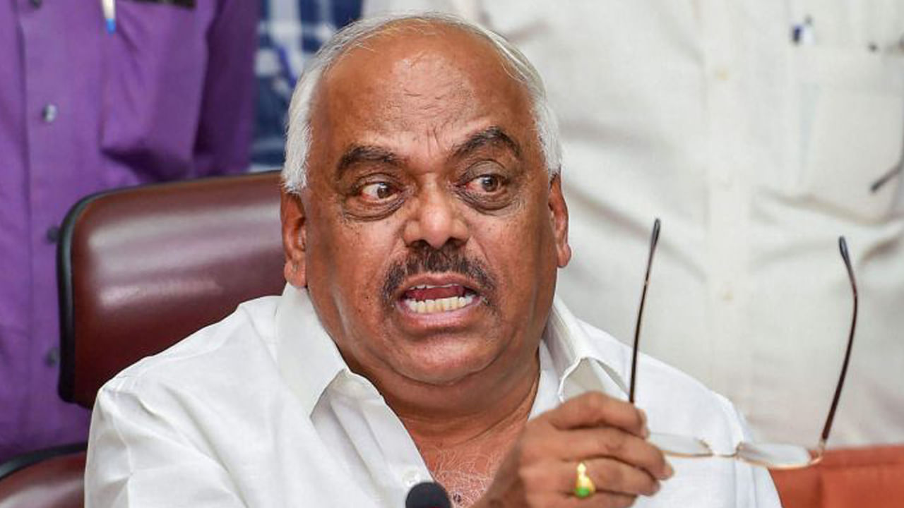 ಅನರ್ಹರ ವಿರುದ್ಧ ಮತ್ತೆ ಕಿಡಿಕಿಡಿ: ಮಾಜಿ ಸ್ಪೀಕರ್ ನೀಡಿರುವ ಪತ್ರ ಸಂದೇಶ ಏನು? ಅನರ್ಹರ ವಿರುದ್ಧ ಮತ್ತೆ ಕಿಡಿಕಿಡಿ: ಮಾಜಿ ಸ್ಪೀಕರ್ ನೀಡಿರುವ ಪತ್ರ ಸಂದೇಶ ಏನು?