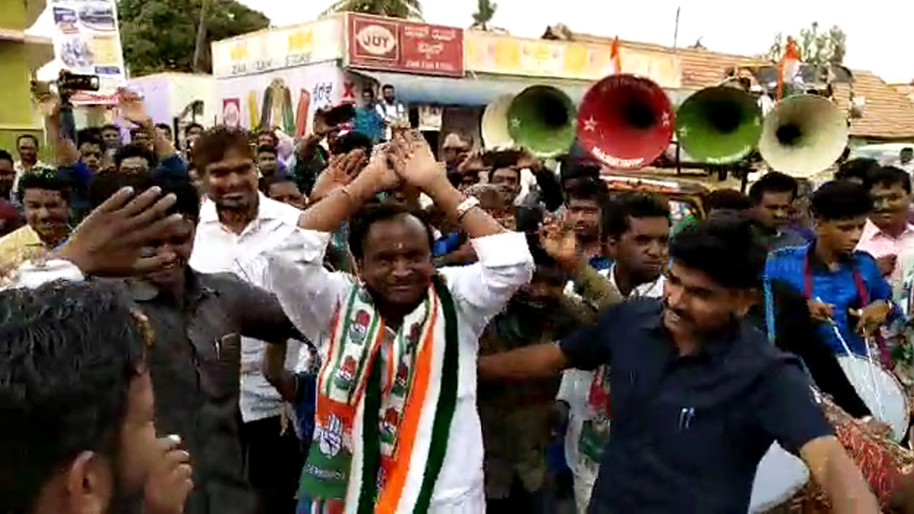ಎಂಟಿಬಿ ನಾಗರ ಹಾವಿನಂತಾಗಬಾರದು, ಮನುಷ್ಯನಾಗಬೇಕು -ಸಿದ್ದರಾಮಯ್ಯ ಎಂಟಿಬಿ ನಾಗರ ಹಾವಿನಂತಾಗಬಾರದು, ಮನುಷ್ಯನಾಗಬೇಕು -ಸಿದ್ದರಾಮಯ್ಯ