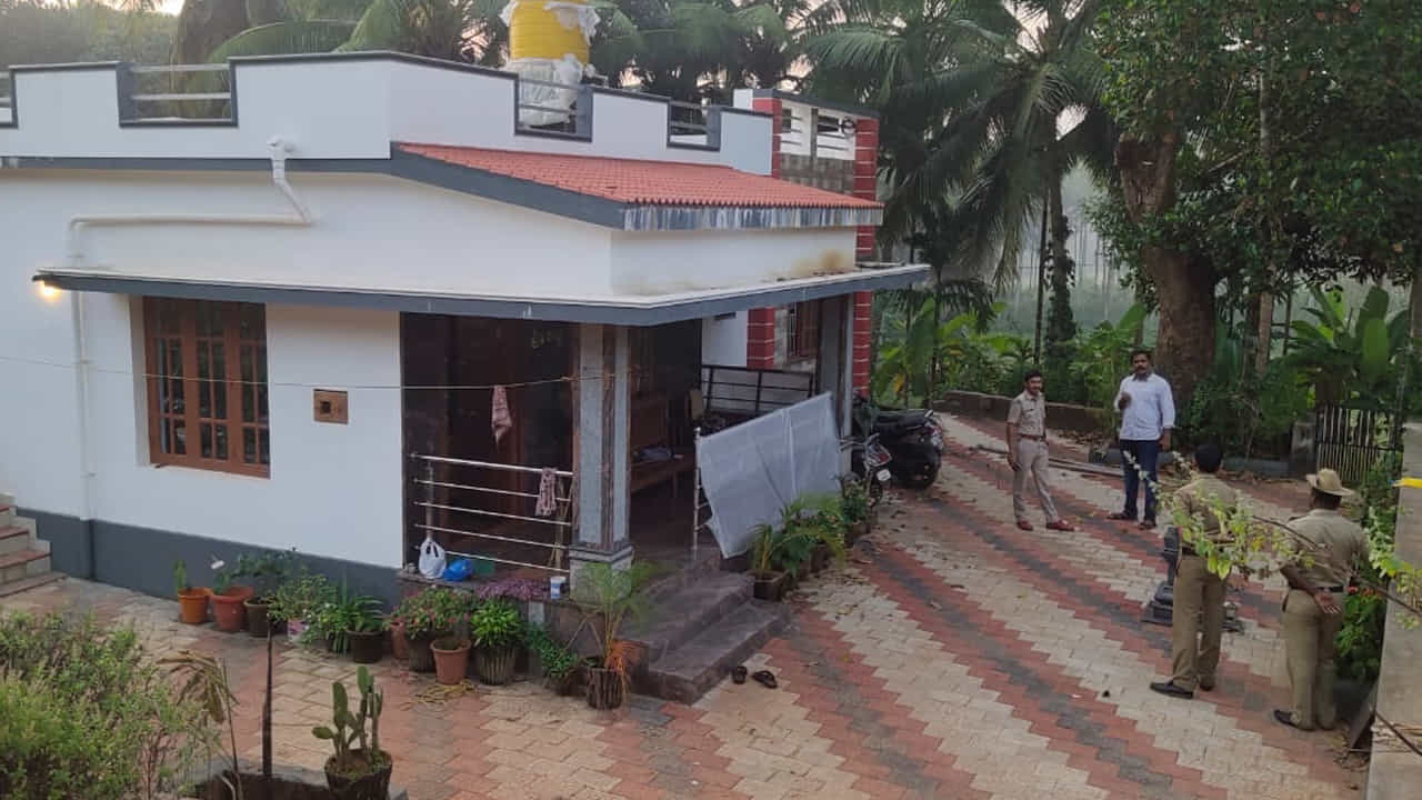 ಬೆಳಗಿನ ಜಾವ ಮನೆಗೆ ನುಗ್ಗಿ ಗ್ರಾ.ಪಂ. ಸದಸ್ಯನ ಮೇಲೆ ತಲ್ವಾರ್ನಿಂದ ಹಲ್ಲೆ ಬೆಳಗಿನ ಜಾವ ಮನೆಗೆ ನುಗ್ಗಿ ಗ್ರಾ.ಪಂ. ಸದಸ್ಯನ ಮೇಲೆ ತಲ್ವಾರ್ನಿಂದ ಹಲ್ಲೆ