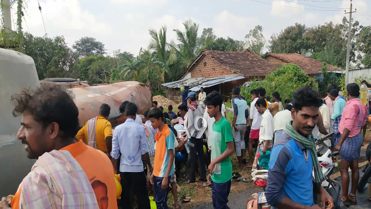 ಟ್ಯಾಂಕರ್ ಪಲ್ಟಿ, ಕರ್ತವ್ಯ ಮರೆತು ಅಡುಗೆ ಎಣ್ಣೆ ತುಂಬಿಕೊಳ್ಳಲು ಮುಗಿಬಿದ್ದ ಸಿಬ್ಬಂದಿ ಟ್ಯಾಂಕರ್ ಪಲ್ಟಿ, ಕರ್ತವ್ಯ ಮರೆತು ಅಡುಗೆ ಎಣ್ಣೆ ತುಂಬಿಕೊಳ್ಳಲು ಮುಗಿಬಿದ್ದ ಸಿಬ್ಬಂದಿ