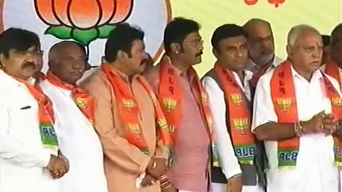 ಬಿಜೆಪಿಗೆ ಸೇರಿದ ಒಂದೇ ದಿನಕ್ಕೆ ರಾಜೀನಾಮೆ ಇಂಗಿತ ವ್ಯಕ್ತಪಡಿಸಿದ ಅನರ್ಹ ಶಾಸಕ ಬಿಜೆಪಿಗೆ ಸೇರಿದ ಒಂದೇ ದಿನಕ್ಕೆ ರಾಜೀನಾಮೆ ಇಂಗಿತ ವ್ಯಕ್ತಪಡಿಸಿದ ಅನರ್ಹ ಶಾಸಕ