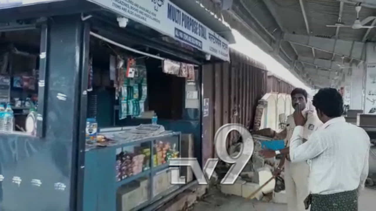 ಯಾದಗಿರಿಯಲ್ಲಿ ಪ್ಲಾಟ್ಫಾರ್ಮ್ ಹತ್ತಿದ ಗೂಡ್ಸ್ ರೈಲು, ಮುಂದೇನಾಯ್ತು? ಯಾದಗಿರಿಯಲ್ಲಿ ಪ್ಲಾಟ್ಫಾರ್ಮ್ ಹತ್ತಿದ ಗೂಡ್ಸ್ ರೈಲು, ಮುಂದೇನಾಯ್ತು?