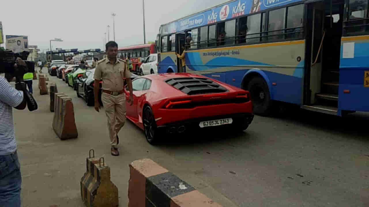 ತಮಿಳುನಾಡಿಗೆ ಹೊರಟಿದ್ದ ಸಾಲು ಸಾಲು ಐಷಾರಾಮಿ ಕಾರುಗಳು ಸೀಜ್..!