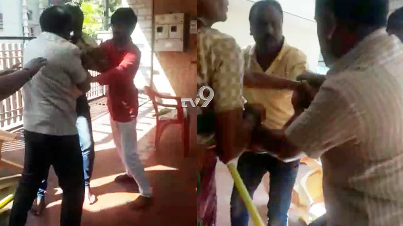 ಚೀಟಿ ವ್ಯವಹಾರ: ವಿಕೆಟ್ಗಳಿಂದ ಬಡಿದಾಡಿಕೊಂಡ ಯೂತ್ ಕಾಂಗ್ರೆಸ್ ನಾಯಕರು ಚೀಟಿ ವ್ಯವಹಾರ: ವಿಕೆಟ್ಗಳಿಂದ ಬಡಿದಾಡಿಕೊಂಡ ಯೂತ್ ಕಾಂಗ್ರೆಸ್ ನಾಯಕರು