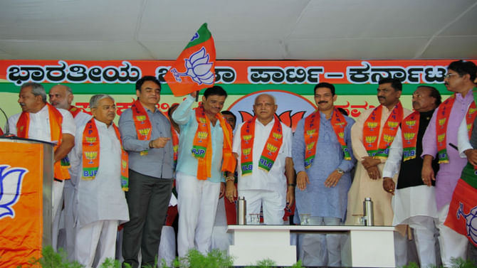 ಬೆಳಗ್ಗೆ ಪಕ್ಷಕ್ಕೆ ಬಂದವರಿಗೆ ಮಧ್ಯಾಹ್ನ ಟಿಕೆಟ್ ಸಿಕ್ತು! ಇಬ್ಬರಿಗಷ್ಟೇ ಇಲ್ಲ.. ಬೆಳಗ್ಗೆ ಪಕ್ಷಕ್ಕೆ ಬಂದವರಿಗೆ ಮಧ್ಯಾಹ್ನ ಟಿಕೆಟ್ ಸಿಕ್ತು! ಇಬ್ಬರಿಗಷ್ಟೇ ಇಲ್ಲ..