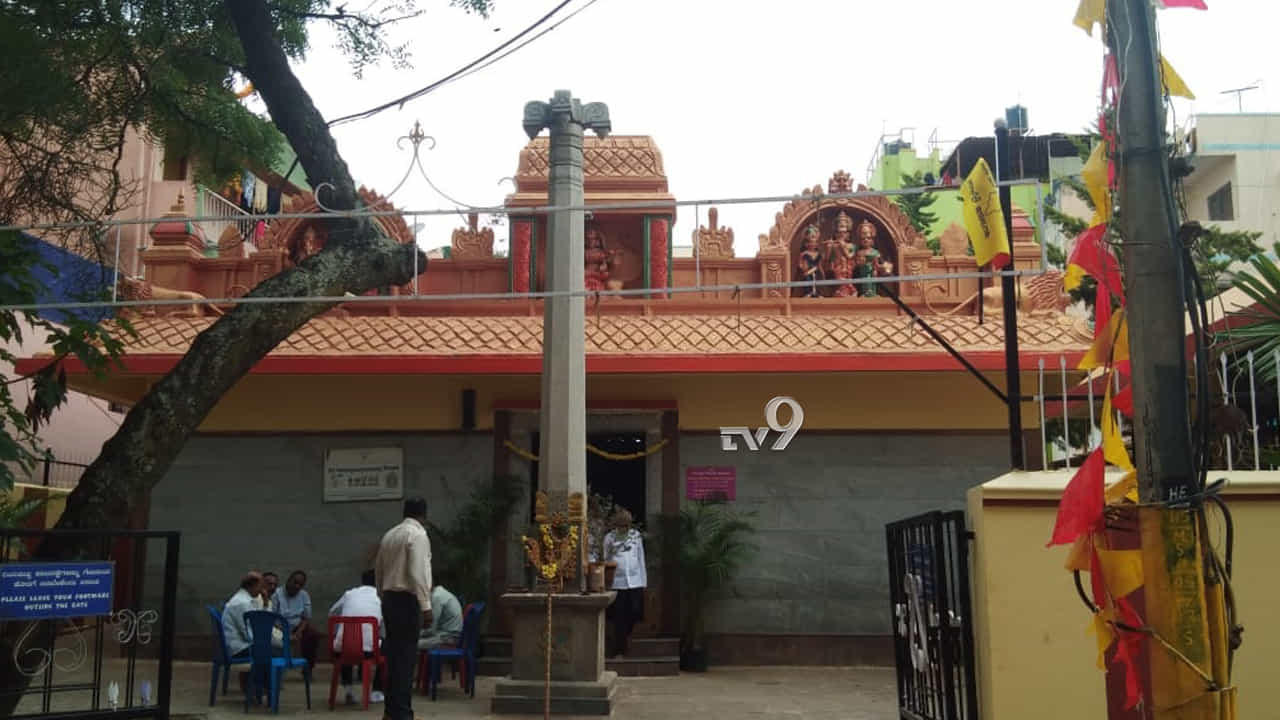 ದೇವಾಲಯದ ಬೀಗ ಮುರಿದು ಚಿನ್ನಾಭರಣ ಕದ್ದೊಯ್ದ ಖದೀಮರು ದೇವಾಲಯದ ಬೀಗ ಮುರಿದು ಚಿನ್ನಾಭರಣ ಕದ್ದೊಯ್ದ ಖದೀಮರು