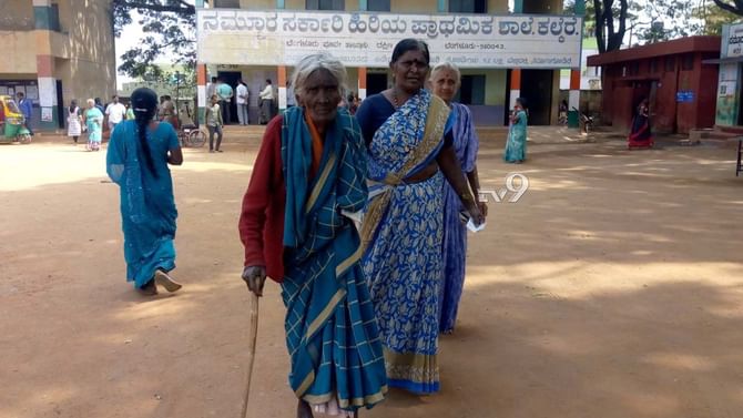 ಹಕ್ಕು ಚಲಾಯಿಸಿದ ಶತಾಯುಷಿ ಮತದಾರರಿಗೆ ಮಾದರಿ ಹಕ್ಕು ಚಲಾಯಿಸಿದ ಶತಾಯುಷಿ ಮತದಾರರಿಗೆ ಮಾದರಿ