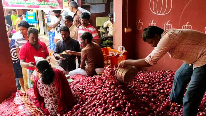 25 ರೂ. ಸಬ್ಸಿಡಿ ಈರುಳ್ಳಿಗೆ ಮುಗಿಬಿದ್ದ ಜನ