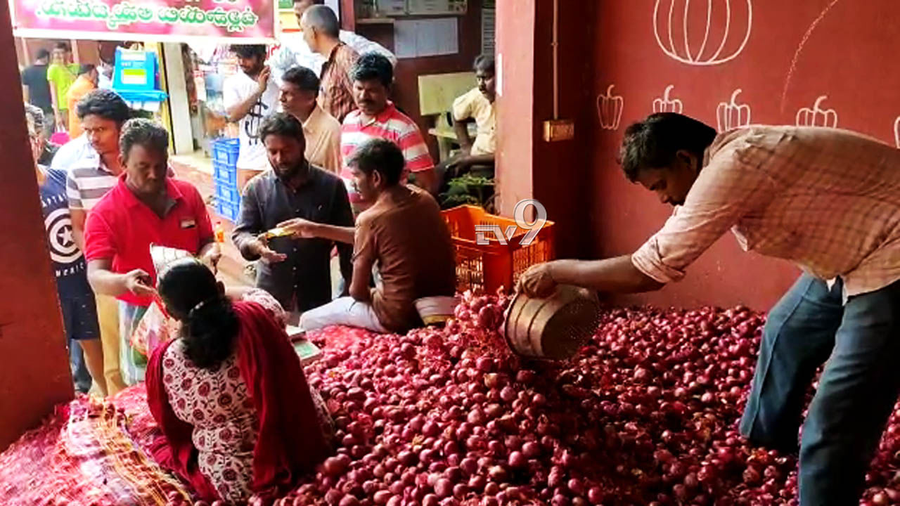 25 ರೂ. ಸಬ್ಸಿಡಿ ಈರುಳ್ಳಿಗೆ ಮುಗಿಬಿದ್ದ ಜನ