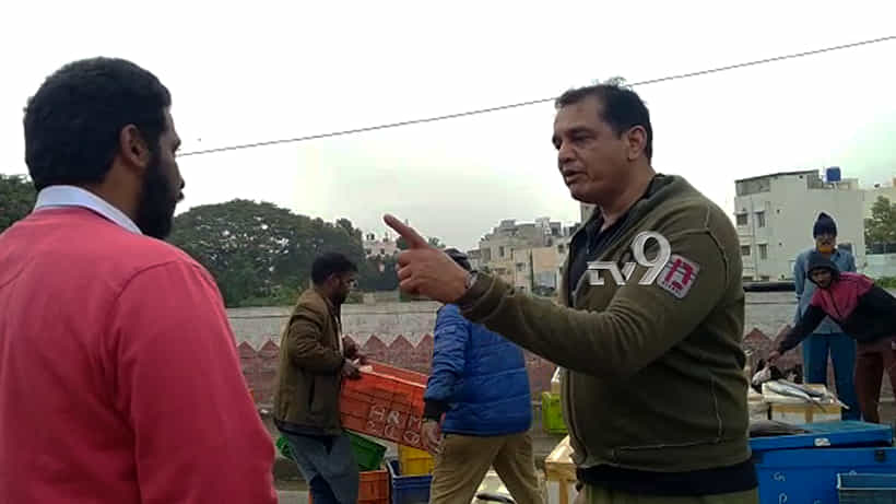 ರಸ್ತೆಯಲ್ಲೇ ಮೀನಿನ ಬಾಕ್ಸ್: ಹೆಲ್ತ್ ಇನ್ಸ್ಪೆಕ್ಟರ್ಗೆ ಜಂಟಿ ಆಯುಕ್ತರ ಆವಾಜ್
