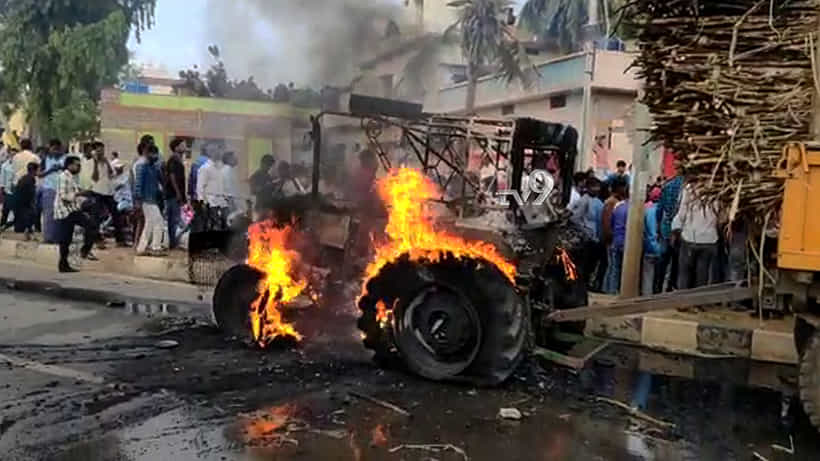 ಅಪಘಾತದಲ್ಲಿ ಬಾಲಕ ಸಾವು, ರೊಚ್ಚಿಗೆದ್ದ ಸ್ಥಳೀಯರಿಂದ ಟ್ರ್ಯಾಕ್ಟರ್ಗೆ ಬೆಂಕಿ