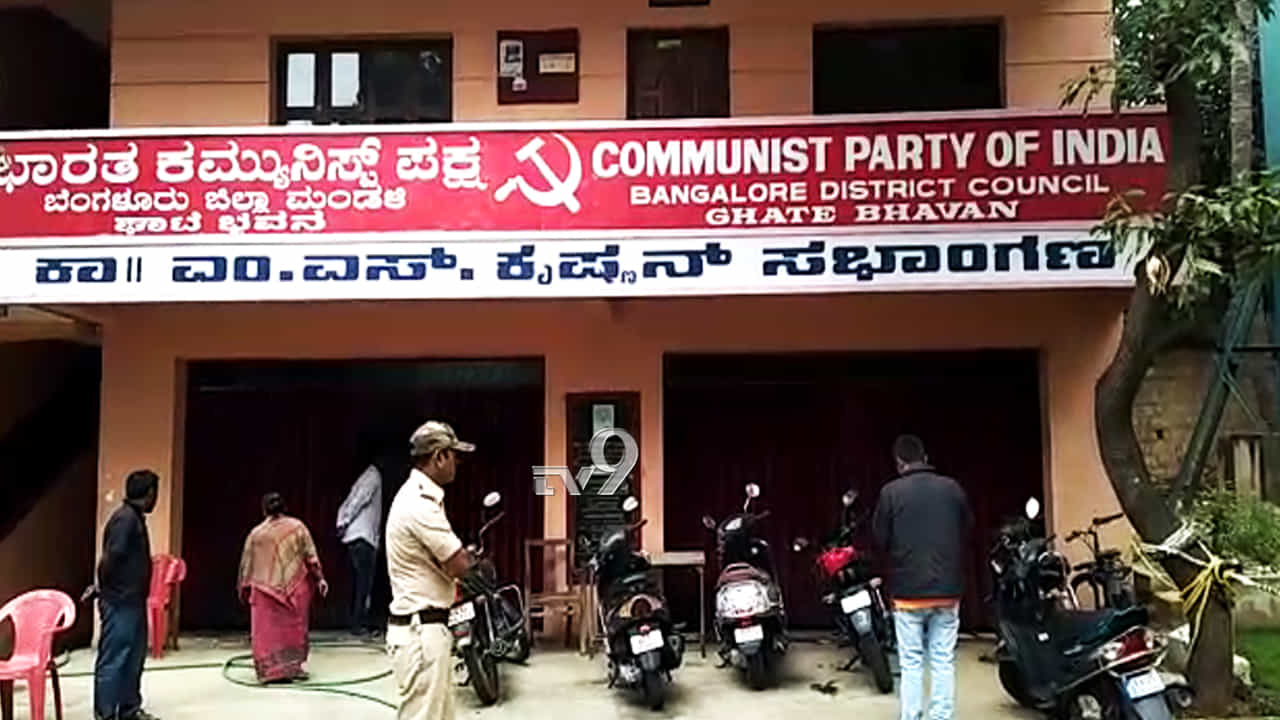 ಸಿಪಿಐ ಕಚೇರಿ ಆವರಣದಲ್ಲಿ 6 ಬೈಕ್ಗಳಿಗೆ ಬೆಂಕಿ ಸಿಪಿಐ ಕಚೇರಿ ಆವರಣದಲ್ಲಿ 6 ಬೈಕ್ಗಳಿಗೆ ಬೆಂಕಿ