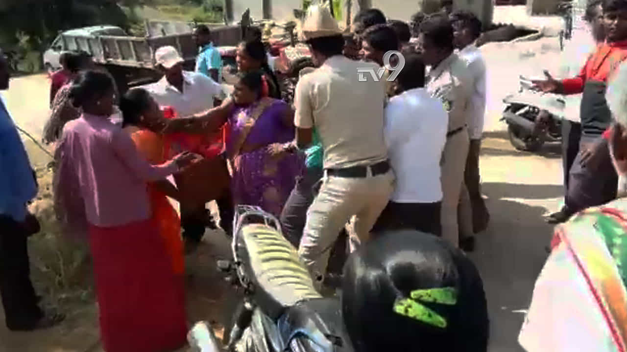 ಶಾಸಕರ ಕಾರ್ಯಕ್ರಮದ ಬಳಿಕ ಚಪ್ಪಲಿಯಲ್ಲಿ ಹೊಡೆದಾಡಿಕೊಂಡ ಗ್ರಾ.ಪಂ.ಅಧ್ಯಕ್ಷೆ, ಸ್ಥಳೀಯರು ಶಾಸಕರ ಕಾರ್ಯಕ್ರಮದ ಬಳಿಕ ಚಪ್ಪಲಿಯಲ್ಲಿ ಹೊಡೆದಾಡಿಕೊಂಡ ಗ್ರಾ.ಪಂ.ಅಧ್ಯಕ್ಷೆ, ಸ್ಥಳೀಯರು