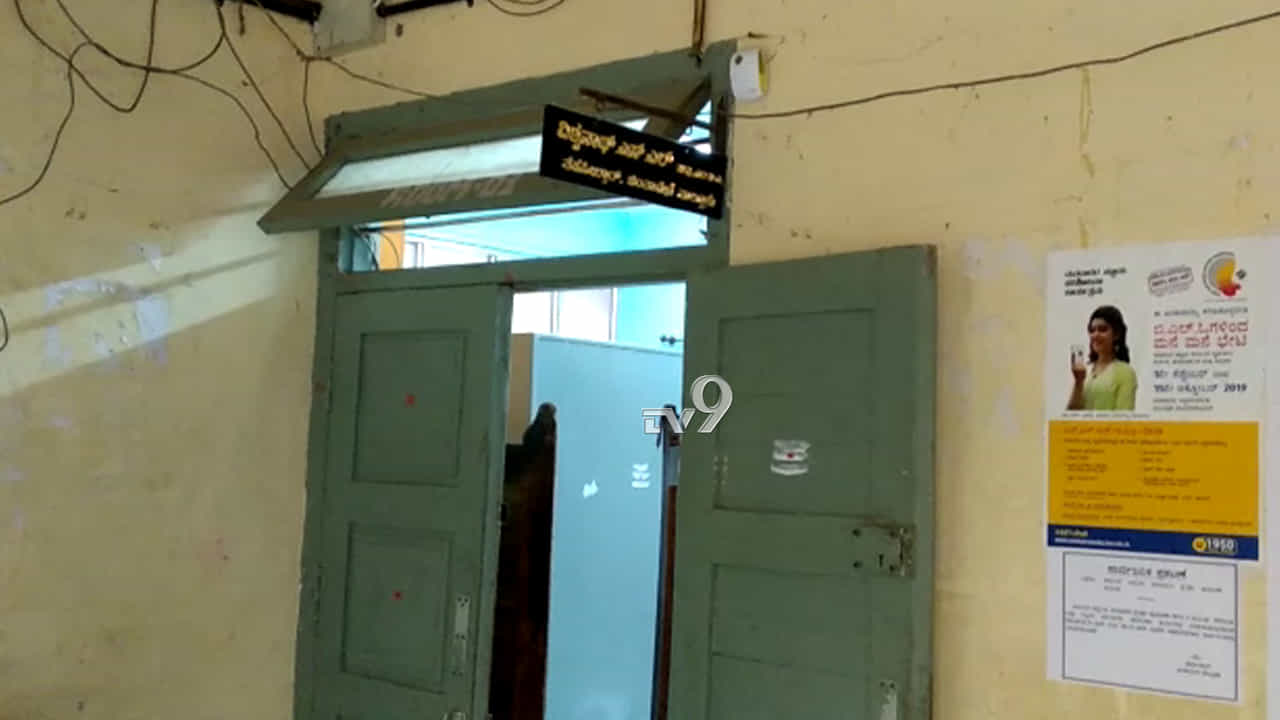 ಕಚೇರಿಗೆ ಚಕ್ಕರ್, ಪಾರ್ಟಿಗೆ ಹಾಜರ್: ತಹಶೀಲ್ದಾರ್ ಕಚೇರಿ ಸಿಬ್ಬಂದಿ ವಿರುದ್ಧ ಆಕ್ರೋಶ ಕಚೇರಿಗೆ ಚಕ್ಕರ್, ಪಾರ್ಟಿಗೆ ಹಾಜರ್: ತಹಶೀಲ್ದಾರ್ ಕಚೇರಿ ಸಿಬ್ಬಂದಿ ವಿರುದ್ಧ ಆಕ್ರೋಶ