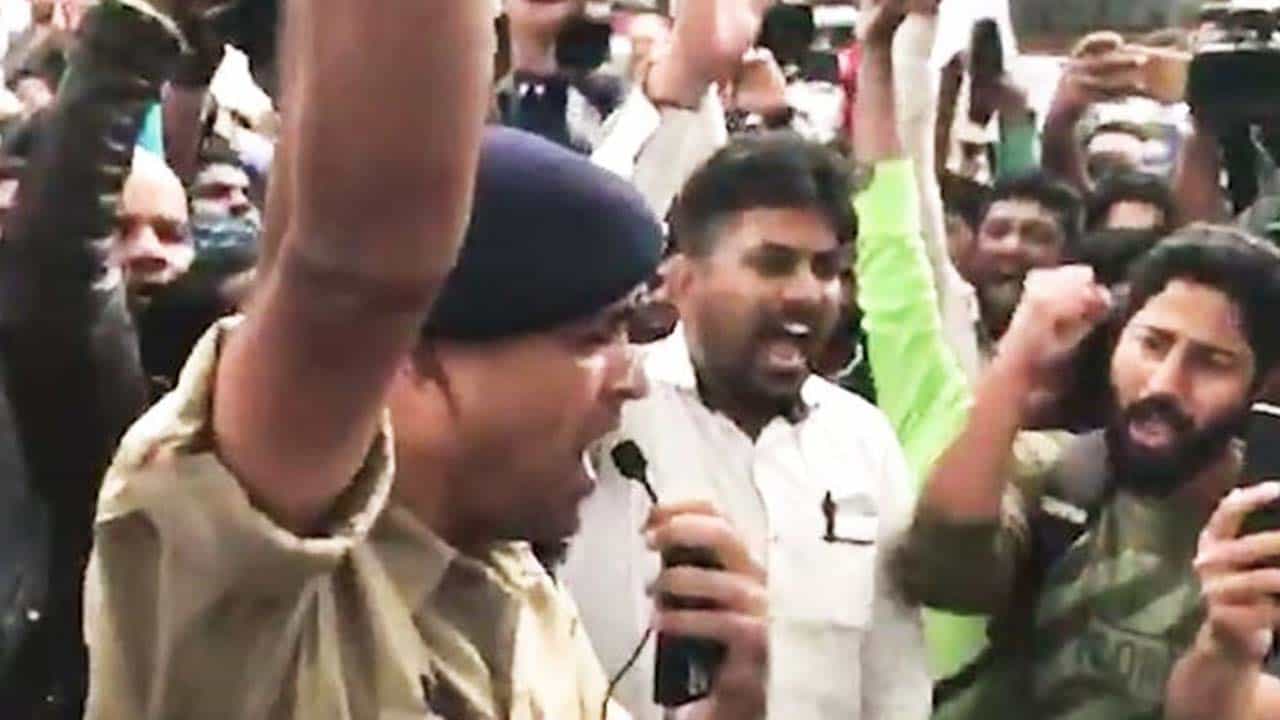 ಪ್ರತಿಭಟನಾಕಾರರಲ್ಲಿ ದೇಶಾಭಿಮಾನ ಕಂಡು ರಾಷ್ಟ್ರಗೀತೆ ಹಾಡಿದ ಡಿಸಿಪಿ ಪ್ರತಿಭಟನಾಕಾರರಲ್ಲಿ ದೇಶಾಭಿಮಾನ ಕಂಡು ರಾಷ್ಟ್ರಗೀತೆ ಹಾಡಿದ ಡಿಸಿಪಿ