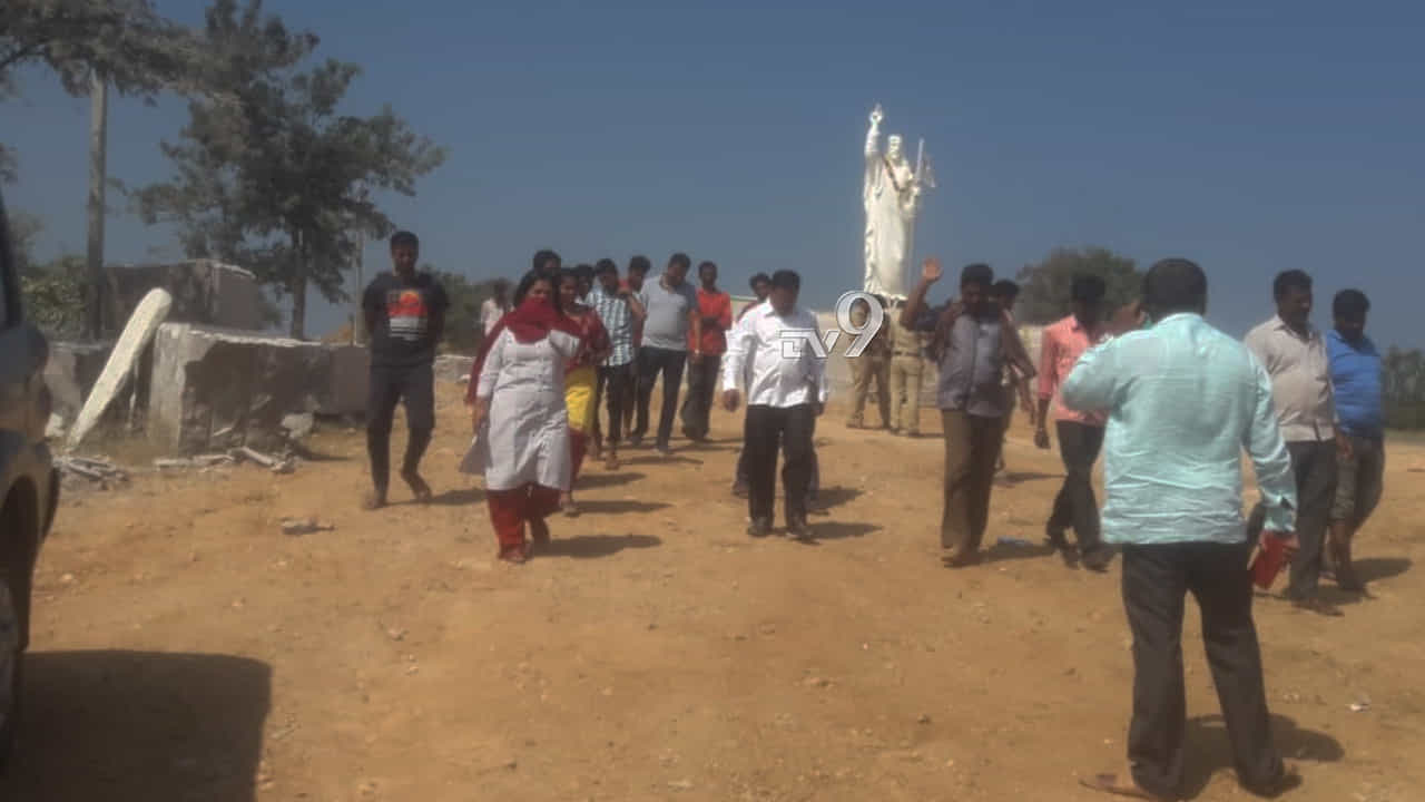 ಯೇಸು ಪ್ರತಿಮೆ ನಿರ್ಮಾಣ ವಿವಾದ: ವರದಿ ನೀಡುವ ಮುನ್ನವೇ ತಹಶೀಲ್ದಾರ್ ಎತ್ತಂಗಡಿ ಯೇಸು ಪ್ರತಿಮೆ ನಿರ್ಮಾಣ ವಿವಾದ: ವರದಿ ನೀಡುವ ಮುನ್ನವೇ ತಹಶೀಲ್ದಾರ್ ಎತ್ತಂಗಡಿ