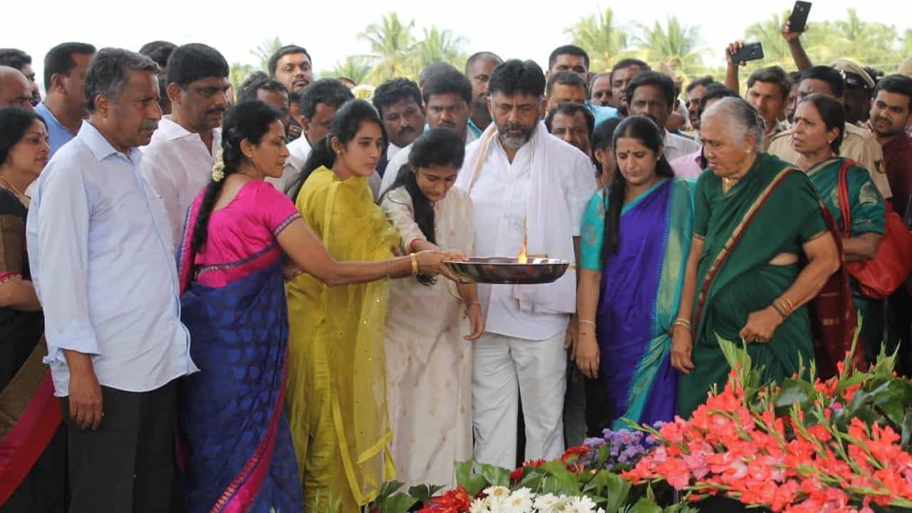 ಬೆಂಗಳೂರಲ್ಲೇ ಡಿಕೆಶಿ ತಾಯಿ ವಿಚಾರಣೆ, ಉಳಿದವರಿಗೆ ವಿನಾಯಿತಿ ನೀಡದ ಇ.ಡಿ ಬೆಂಗಳೂರಲ್ಲೇ ಡಿಕೆಶಿ ತಾಯಿ ವಿಚಾರಣೆ, ಉಳಿದವರಿಗೆ ವಿನಾಯಿತಿ ನೀಡದ ಇ.ಡಿ