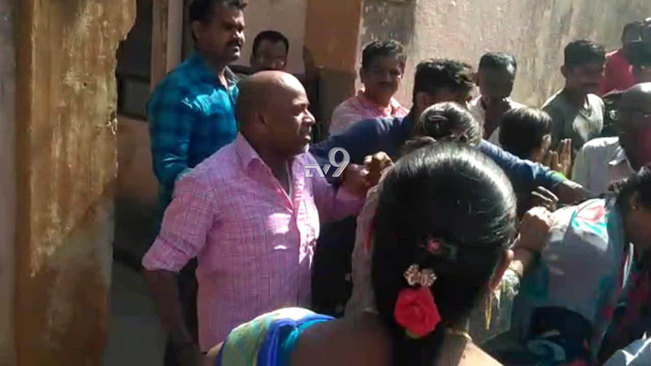 ಕೌಟುಂಬಿಕ ಕಲಹ ಶಂಕೆ: UBDT ಕಾಲೇಜಿನ ಸಹಾಯಕ ಕುಲಸಚಿವರ ಪತ್ನಿ ಆತ್ಮಹತ್ಯೆ ಕೌಟುಂಬಿಕ ಕಲಹ ಶಂಕೆ: UBDT ಕಾಲೇಜಿನ ಸಹಾಯಕ ಕುಲಸಚಿವರ ಪತ್ನಿ ಆತ್ಮಹತ್ಯೆ