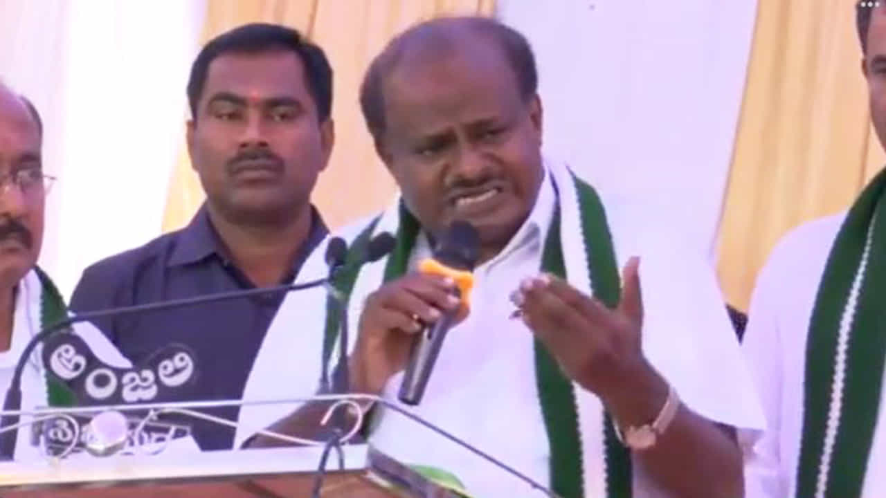 ‘ಈಗ್ಲೂ ನಿಮ್ಮ ಆಧಾರ್ ಕಾರ್ಡ್ ಕೊಡಿ, ನಾನು ಸಾಲ ಮರುಪಾವತಿ ಮಾಡ್ತೀನಿ’ ‘ಈಗ್ಲೂ ನಿಮ್ಮ ಆಧಾರ್ ಕಾರ್ಡ್ ಕೊಡಿ, ನಾನು ಸಾಲ ಮರುಪಾವತಿ ಮಾಡ್ತೀನಿ’
