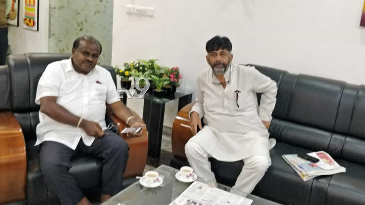 ಹುಬ್ಬಳ್ಳಿ ವಿಮಾನ ನಿಲ್ದಾಣದಲ್ಲಿ ಇನ್ನೂ ಹತ್ತಿರ-ಹತ್ತಿರವಾದ ಜೋಡೆತ್ತುಗಳು ಹುಬ್ಬಳ್ಳಿ ವಿಮಾನ ನಿಲ್ದಾಣದಲ್ಲಿ ಇನ್ನೂ ಹತ್ತಿರ-ಹತ್ತಿರವಾದ ಜೋಡೆತ್ತುಗಳು