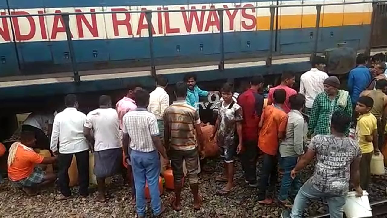 ರೈಲಿನ ಇಂಜಿನ್ನಲ್ಲಿ ಡೀಸೆಲ್ ಸೋರಿಕೆ: ಡಬ್ಬಗಳಲ್ಲಿ ತುಂಬಿಕೊಂಡು ಹೋದ ಜನ
