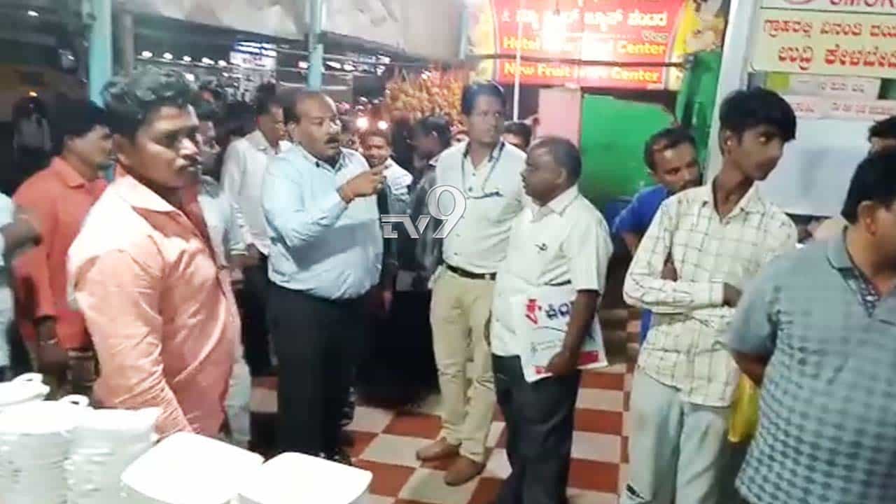 ಹೋಟೆಲ್ಗಳ ಮೇಲೆ ಅಧಿಕಾರಿಗಳ ದಾಳಿ, ಶುದ್ಧತೆ ಕಾಪಾಡುವಂತೆ ಎಚ್ಚರಿಕೆ ಹೋಟೆಲ್ಗಳ ಮೇಲೆ ಅಧಿಕಾರಿಗಳ ದಾಳಿ, ಶುದ್ಧತೆ ಕಾಪಾಡುವಂತೆ ಎಚ್ಚರಿಕೆ