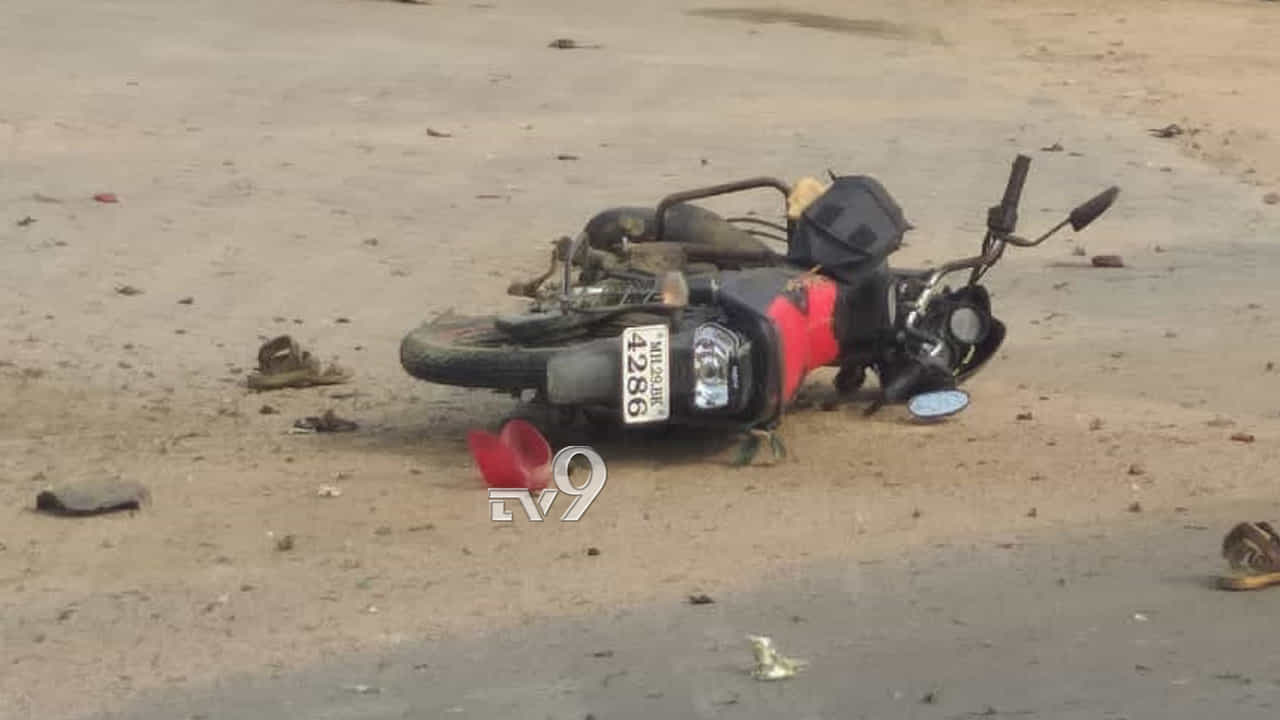 ನಾಡಬಾಂಬ್ ಸಾಗಿಸುವಾಗ ಬೈಕ್ ಸ್ಕಿಡ್ ಆಗಿ ಯುವಕ ಬಲಿ ನಾಡಬಾಂಬ್ ಸಾಗಿಸುವಾಗ ಬೈಕ್ ಸ್ಕಿಡ್ ಆಗಿ ಯುವಕ ಬಲಿ
