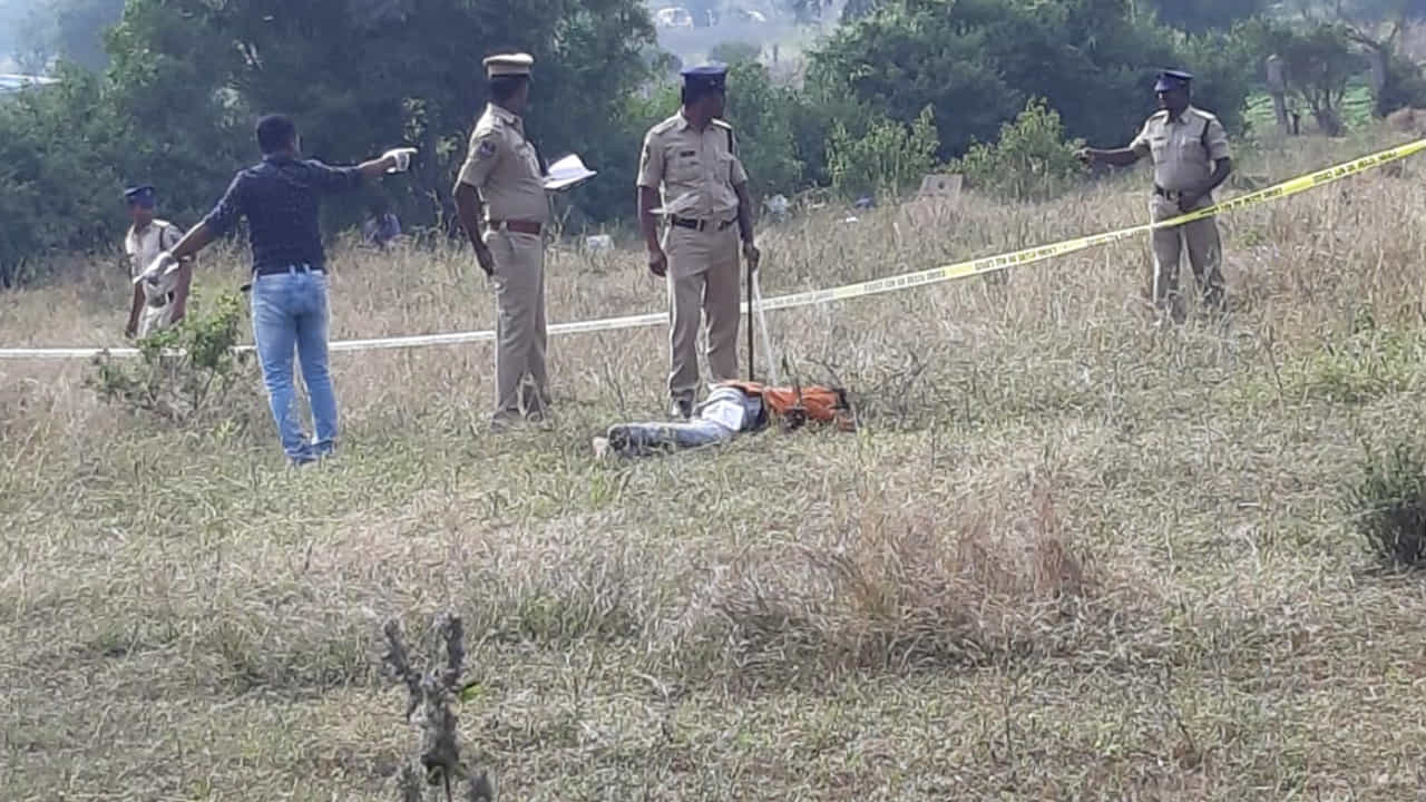 ಹೈದರಾಬಾದ್ ಎನ್ಕೌಂಟರ್: ಆರೋಪಿಗಳ ಅಂತ್ಯಸಂಸ್ಕಾರಕ್ಕೆ ಕೋರ್ಟ್ ತಡೆ ಹೈದರಾಬಾದ್ ಎನ್ಕೌಂಟರ್: ಆರೋಪಿಗಳ ಅಂತ್ಯಸಂಸ್ಕಾರಕ್ಕೆ ಕೋರ್ಟ್ ತಡೆ