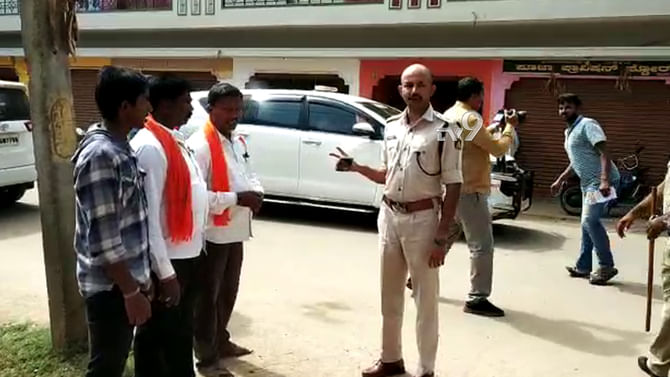 ಹುಣಸೂರಿನಲ್ಲಿ ಪೊಲೀಸರು-ಕಾರ್ಯಕರ್ತರ ಜಟಾಪಟಿ, ಎಸ್ಪಿ ಭೇಟಿ ಹುಣಸೂರಿನಲ್ಲಿ ಪೊಲೀಸರು-ಕಾರ್ಯಕರ್ತರ ಜಟಾಪಟಿ, ಎಸ್ಪಿ ಭೇಟಿ