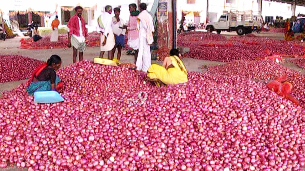 ಪಾತಾಳ ತಲುಪಿದ ಅಧಿಕಾರಿಗಳ ನಿರ್ಲಕ್ಷ್ಯ, ₹ 135 ಕೋಟಿ ನಷ್ಟ: ಈರುಳ್ಳಿ ದರ ಗಗನಕ್ಕೆ ಪಾತಾಳ ತಲುಪಿದ ಅಧಿಕಾರಿಗಳ ನಿರ್ಲಕ್ಷ್ಯ, ₹ 135 ಕೋಟಿ ನಷ್ಟ: ಈರುಳ್ಳಿ ದರ ಗಗನಕ್ಕೆ